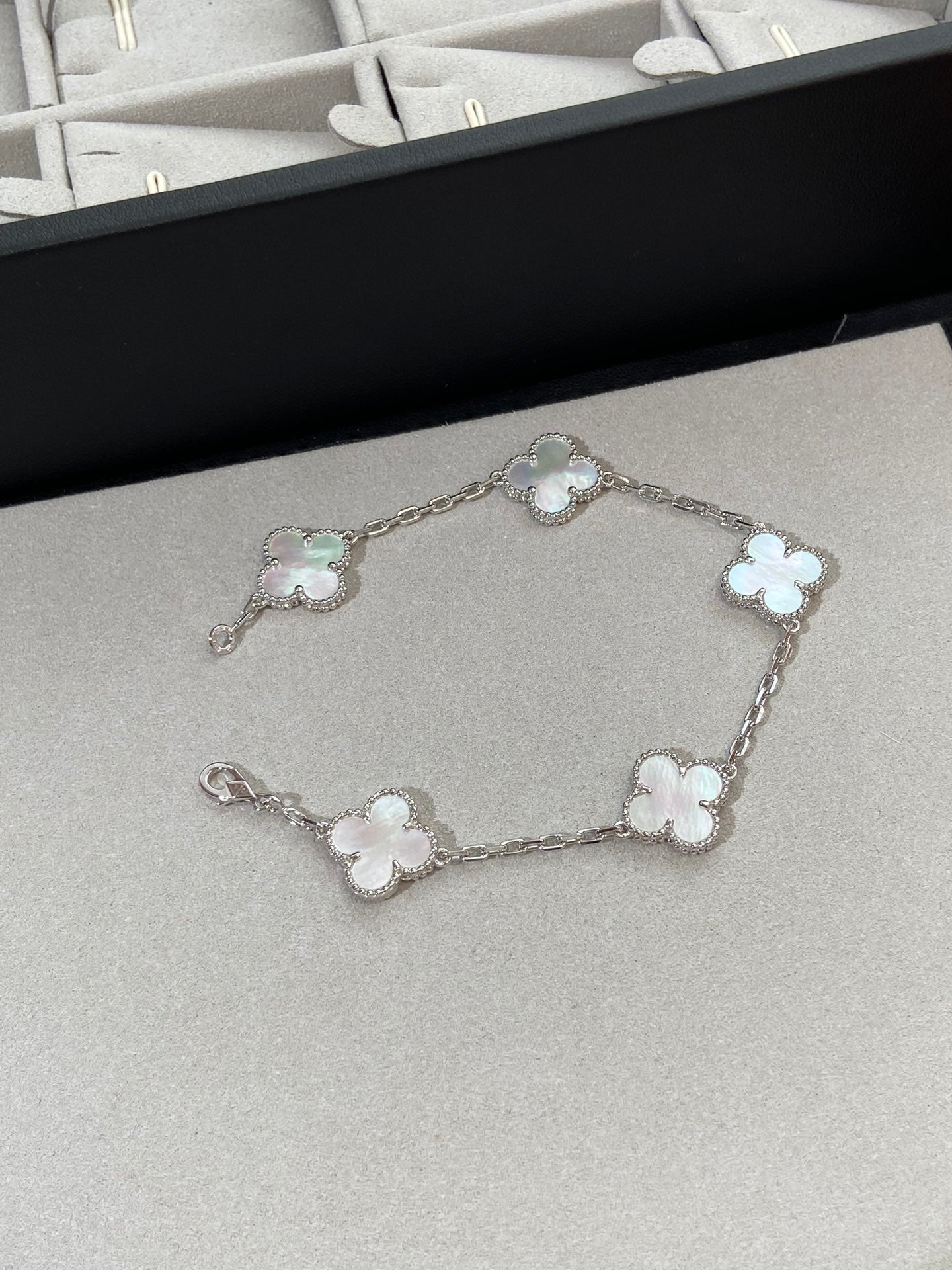 [Eternal Jewelry]CLOVER SILVER MOP 5 MOTIF BRACELET