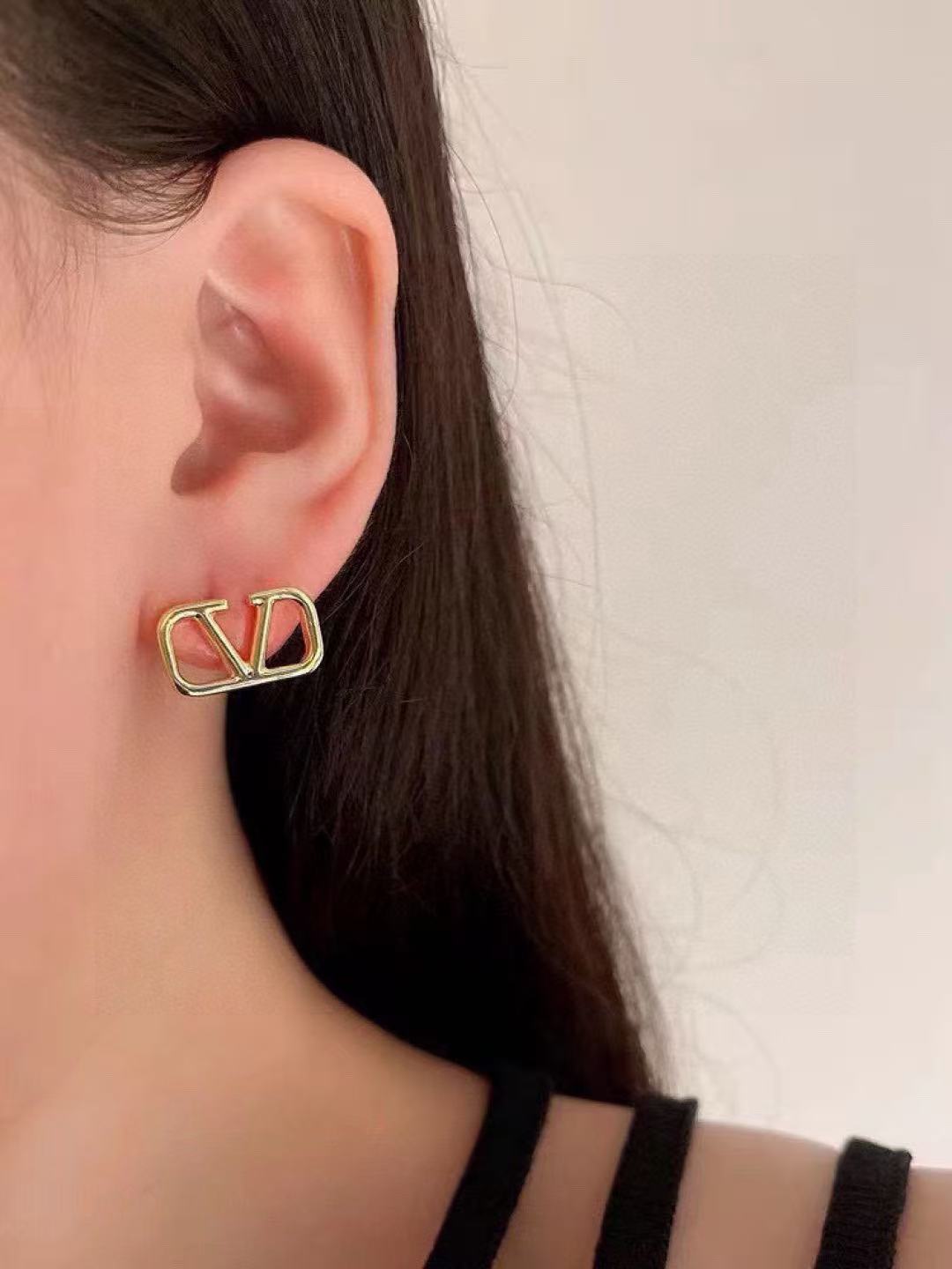 [Eternal Jewelry]Gold V-shaped stud earrings